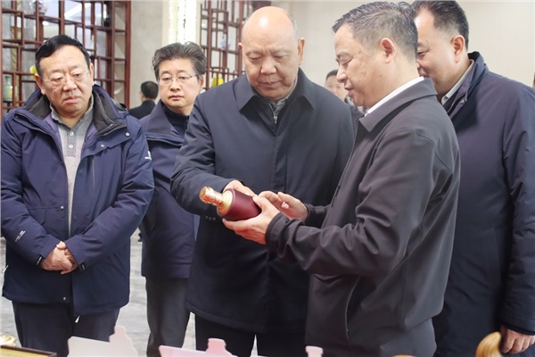 省領(lǐng)導(dǎo)李建中深入沅陵酒業(yè)調(diào)研，助力產(chǎn)業(yè)高質(zhì)量發(fā)展。                                                